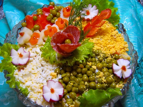 праздничный салат с фото, красивое оформление салата, салат из курицы