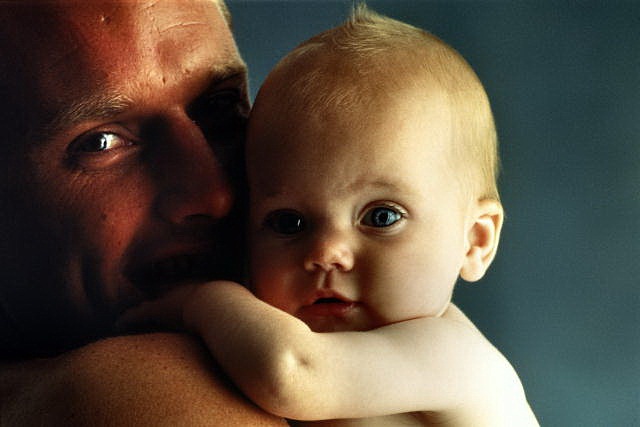 папа держит ребенка на руках