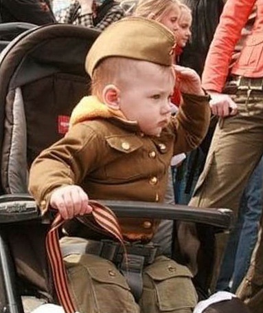 ребенок в форме солдата