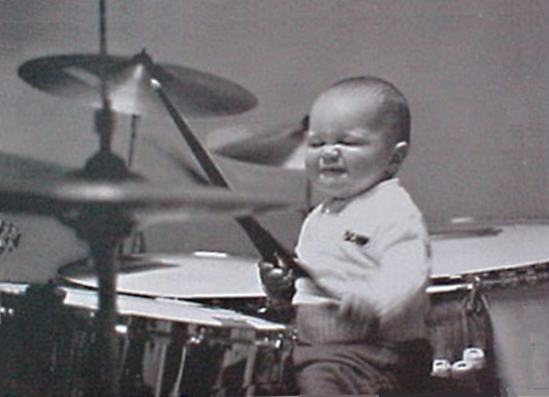 ребенок на барабанах
