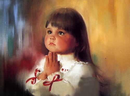 девочка молится, ребенок читает молитву