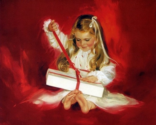 девочка открывает подарок
