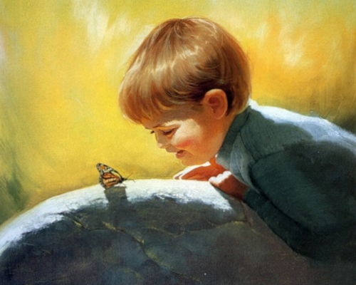 мальчик с бабочкой, ребенок улыбается