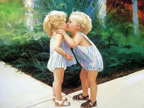 дети целуются
