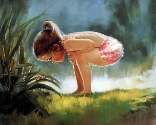 девочка расматривает гусеницу, красивый ребенок