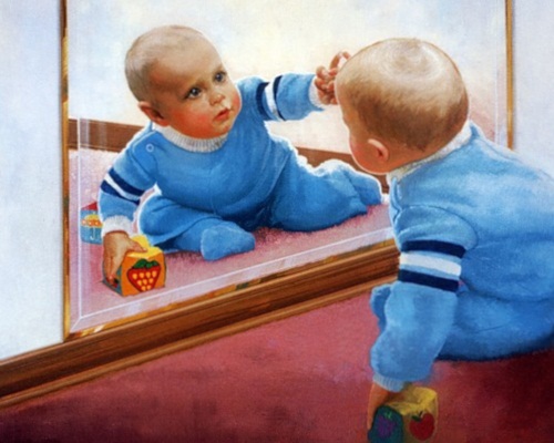 малыш в зеркале, ребенок играется, мальчик расматривает себя