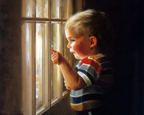 мальчик возле окна, ребенок смотрит в окно