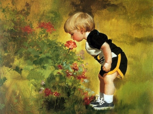мальчик нюхает цветы, красивые дети, красивый ребенок