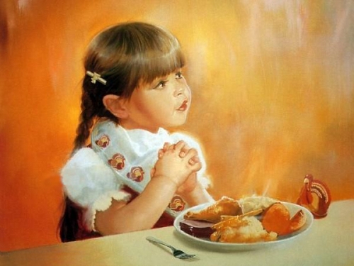 ребенок кушает, девочка молится перед едой