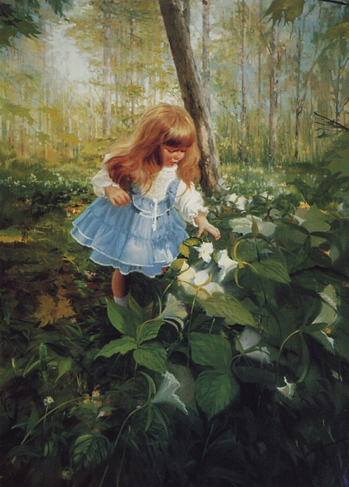 девочка в лесу срывает цветок