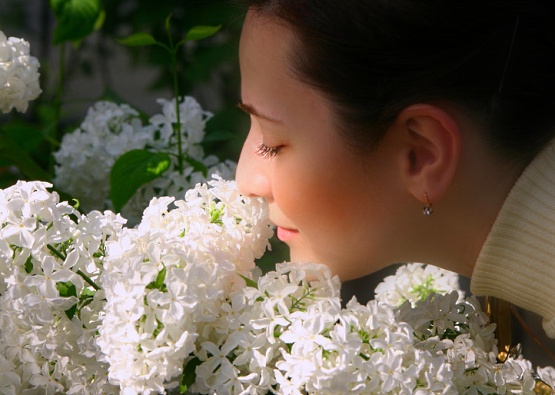 девушка нюхает цветы
